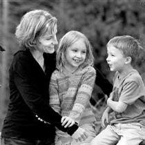 Dorothee Tilly with her children Johanna (age 7) and Lars (age 5).
