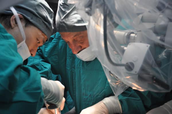 Dr. Silber and Dr. Zhang performing surgery.